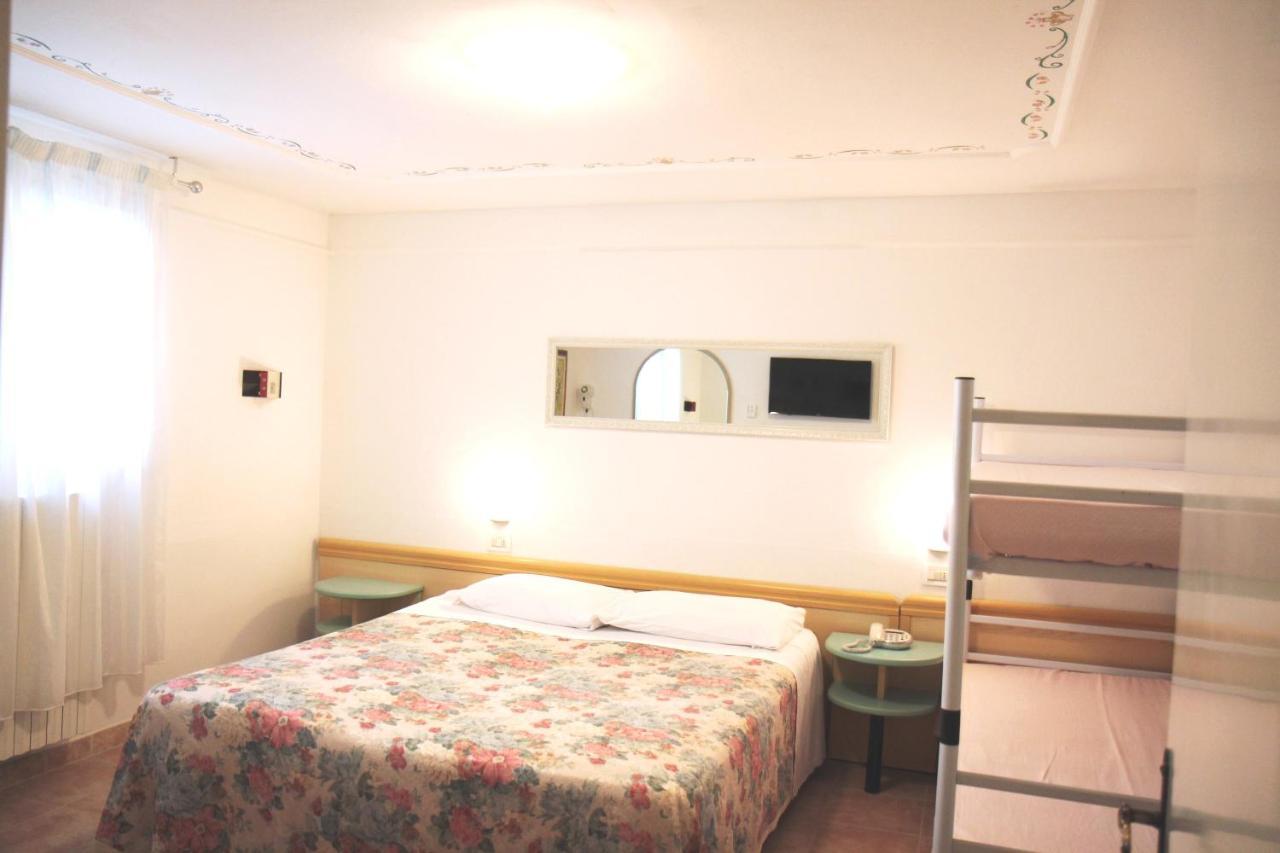 Hotel Rosa Maria Elite Беллария-Иджеа-Марина Номер фото